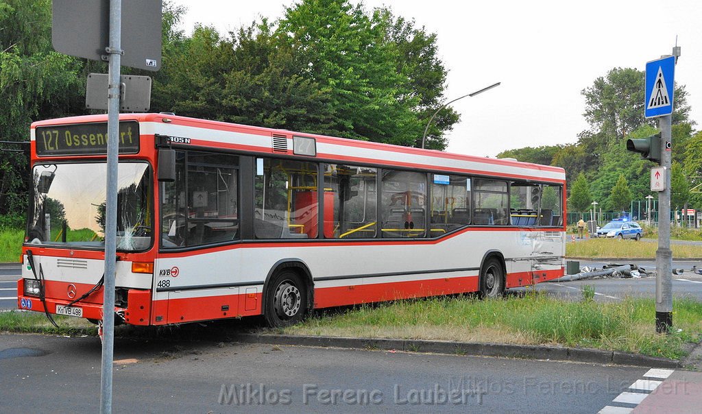 VU LKW KVB Bus Koeln Bocklemuend Militaerringstr Hugo Ecknerstr P17.JPG